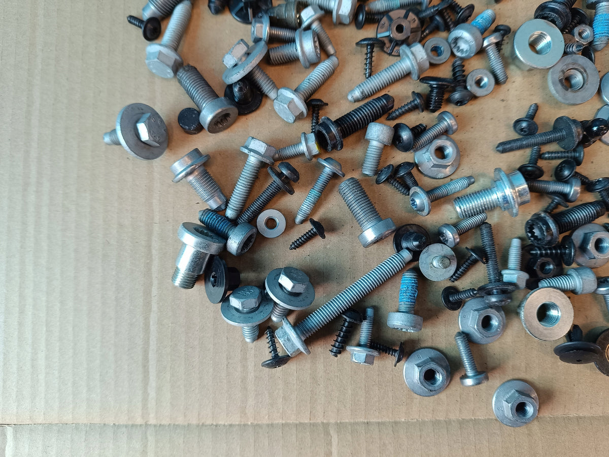 SKODA KAROQ 2020R 1,5 TSI 110KW CABIN INTERIOR SCREWS 1,80KG