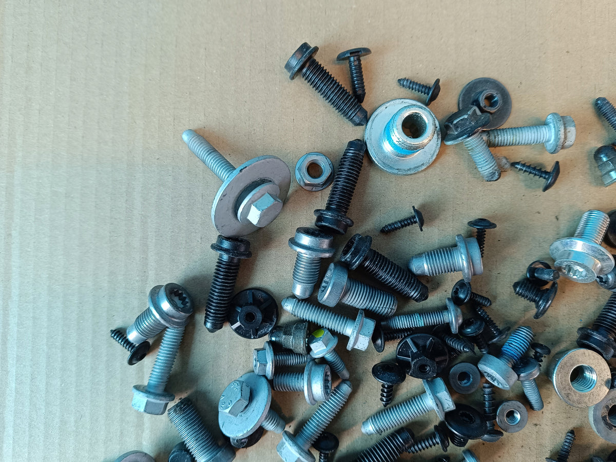 SKODA KAROQ 2020R 1,5 TSI 110KW CABIN INTERIOR SCREWS 1,80KG