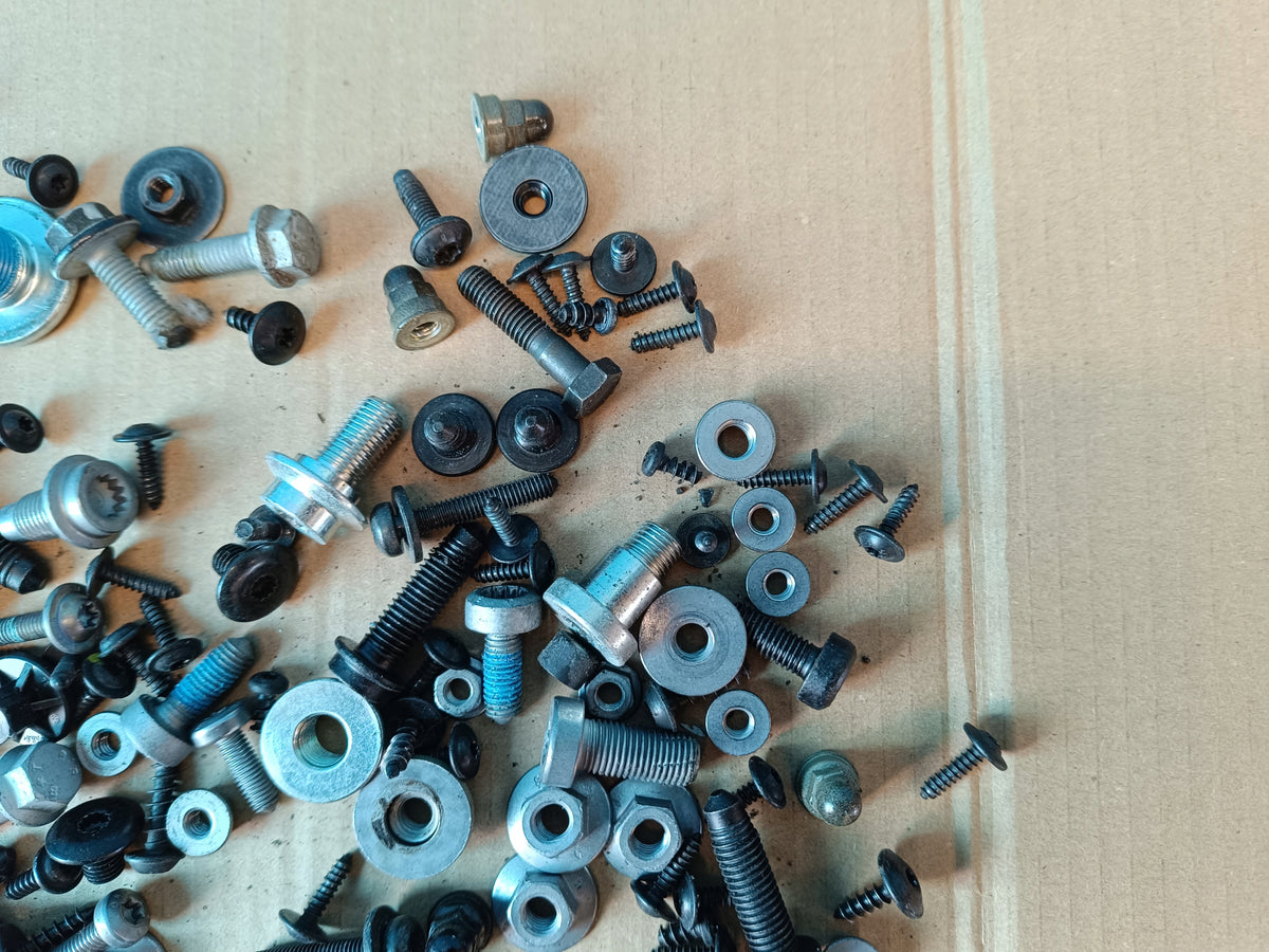 SKODA KAROQ 2020R 1,5 TSI 110KW CABIN INTERIOR SCREWS 1,80KG
