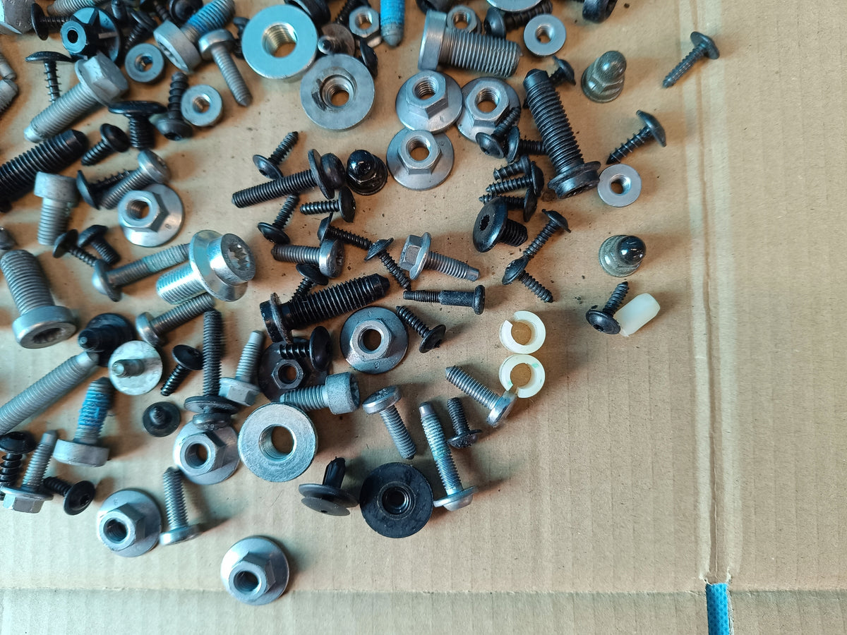 SKODA KAROQ 2020R 1,5 TSI 110KW CABIN INTERIOR SCREWS 1,80KG