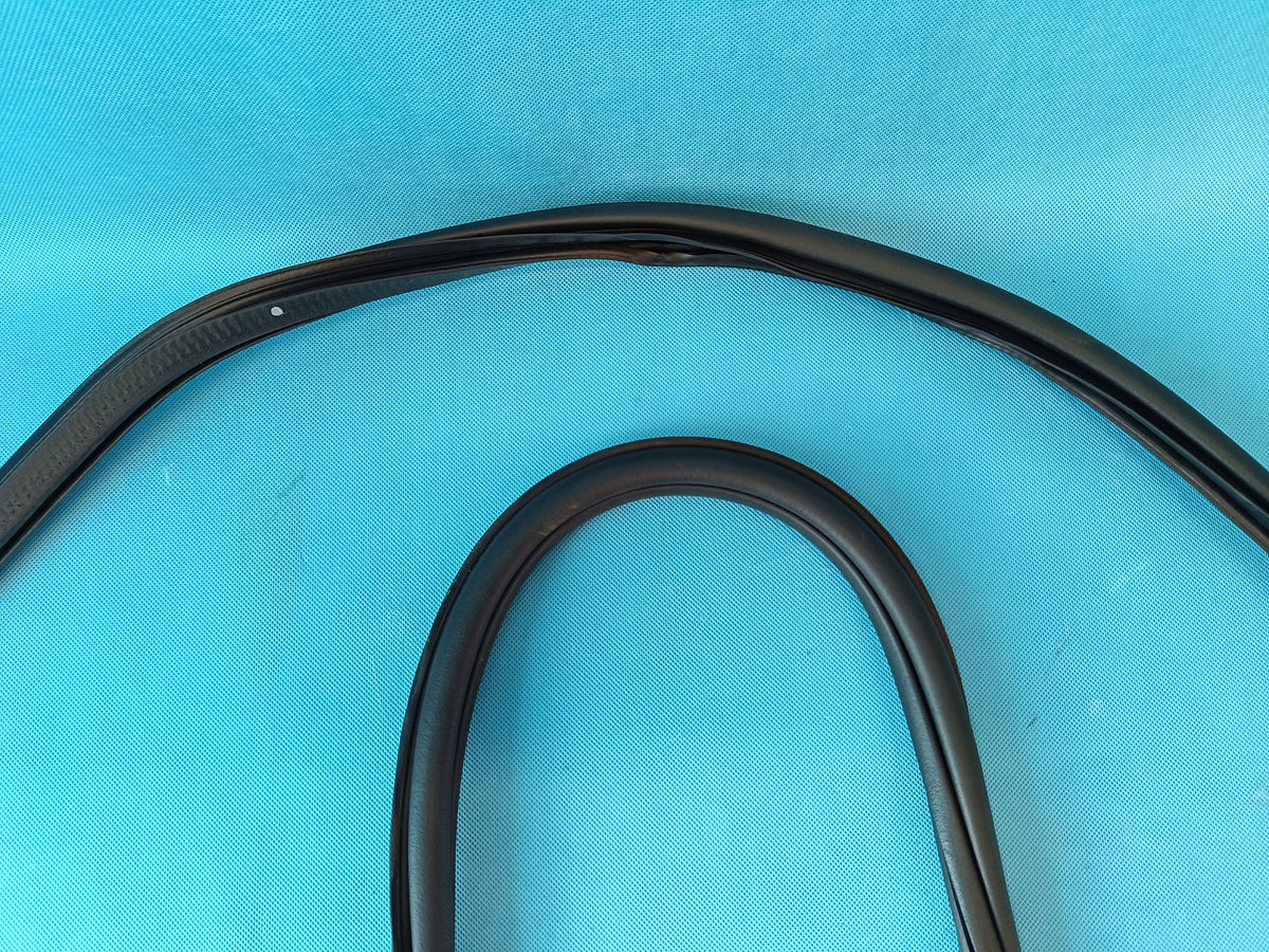 SKODA KAROQ 2020R 1,5 TSI 110KW DOOR SEAL RIGHT REAR 575867368M