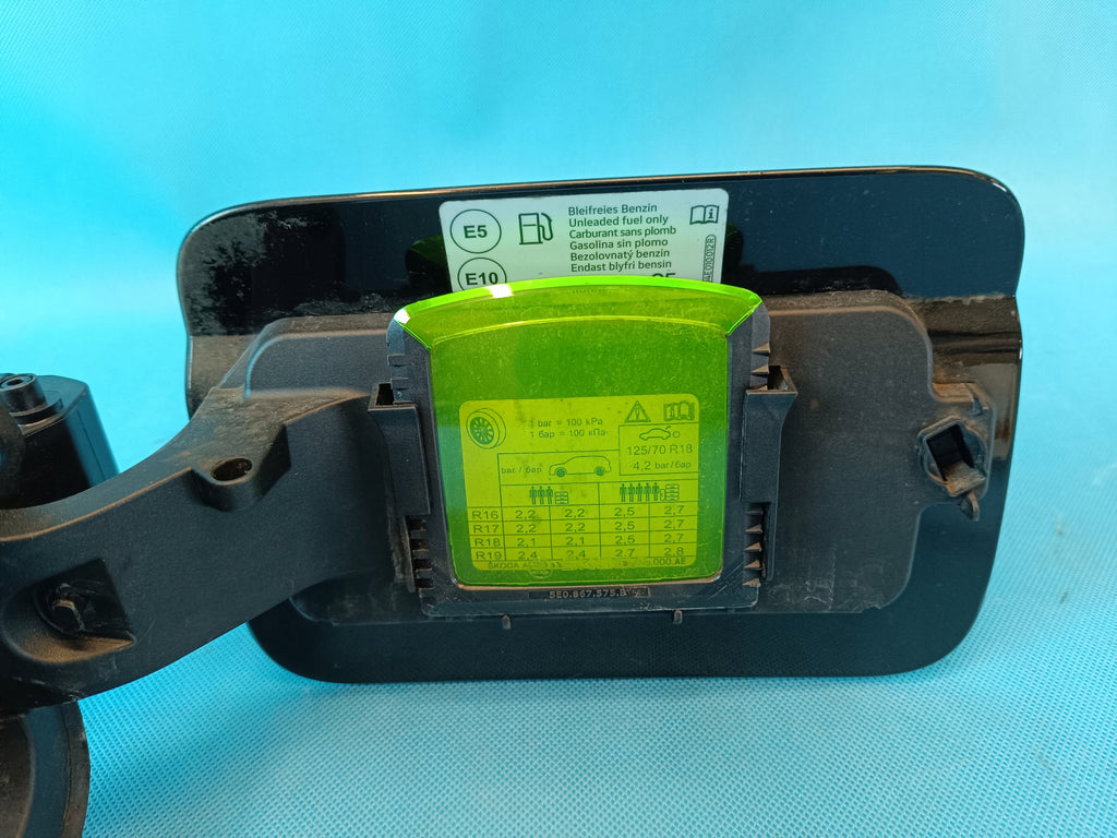 SKODA KAROQ 2020R 1,5 TSI 110KW FUEL FILLER FLAP LF9R 575809702B