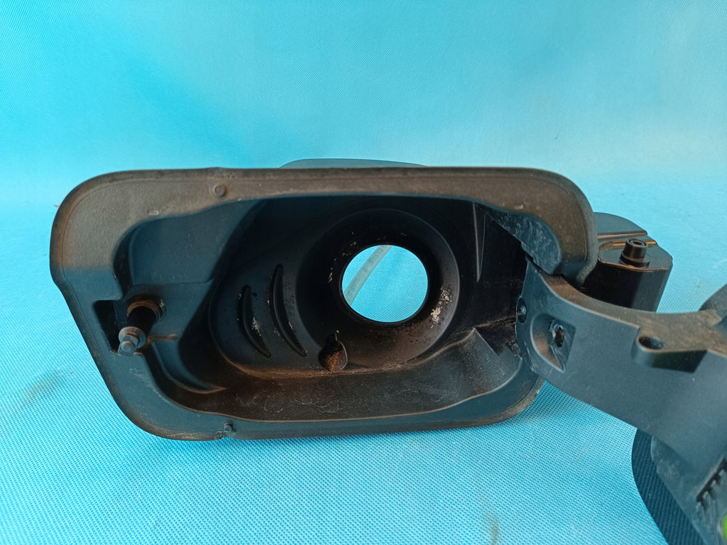 SKODA KAROQ 2020R 1,5 TSI 110KW FUEL FILLER FLAP LF9R 575809702B