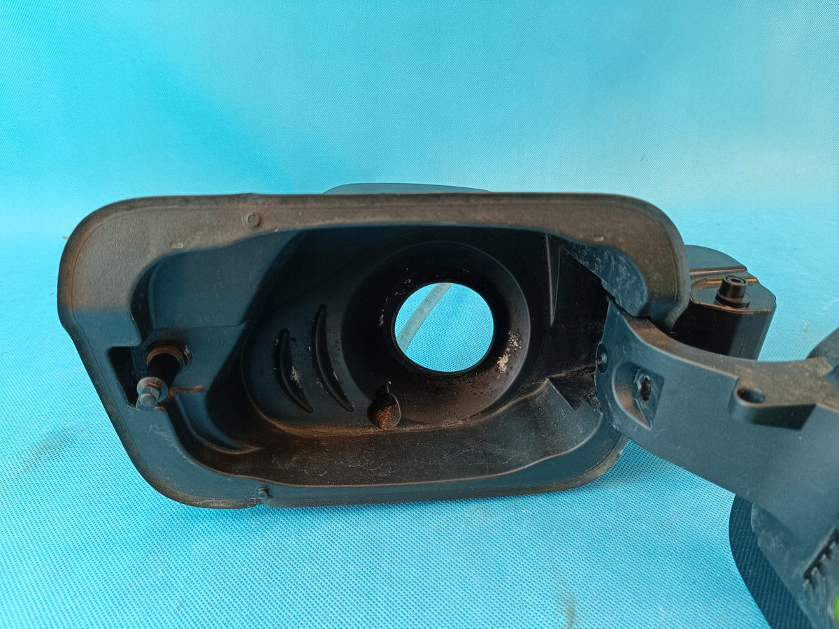 SKODA KAROQ 2020R 1,5 TSI 110KW FUEL FILLER FLAP LF9R 575809702B