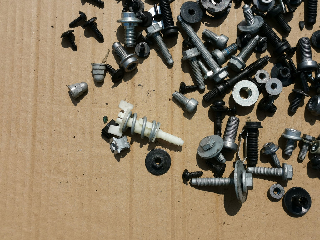SKODA KAROQ KAR 2018R 1.0 TSI 85KW INTERIOR SCREWS 2,5 KG