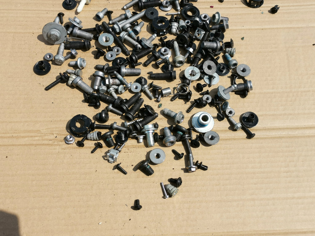 SKODA KAROQ KAR 2018R 1.0 TSI 85KW INTERIOR SCREWS 2,5 KG