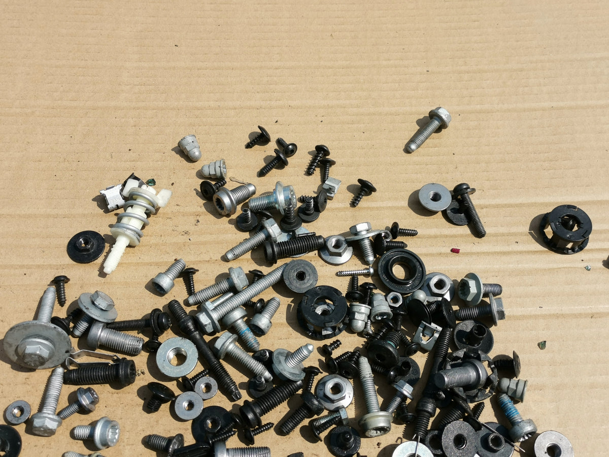 SKODA KAROQ KAR 2018R 1.0 TSI 85KW INTERIOR SCREWS 2,5 KG