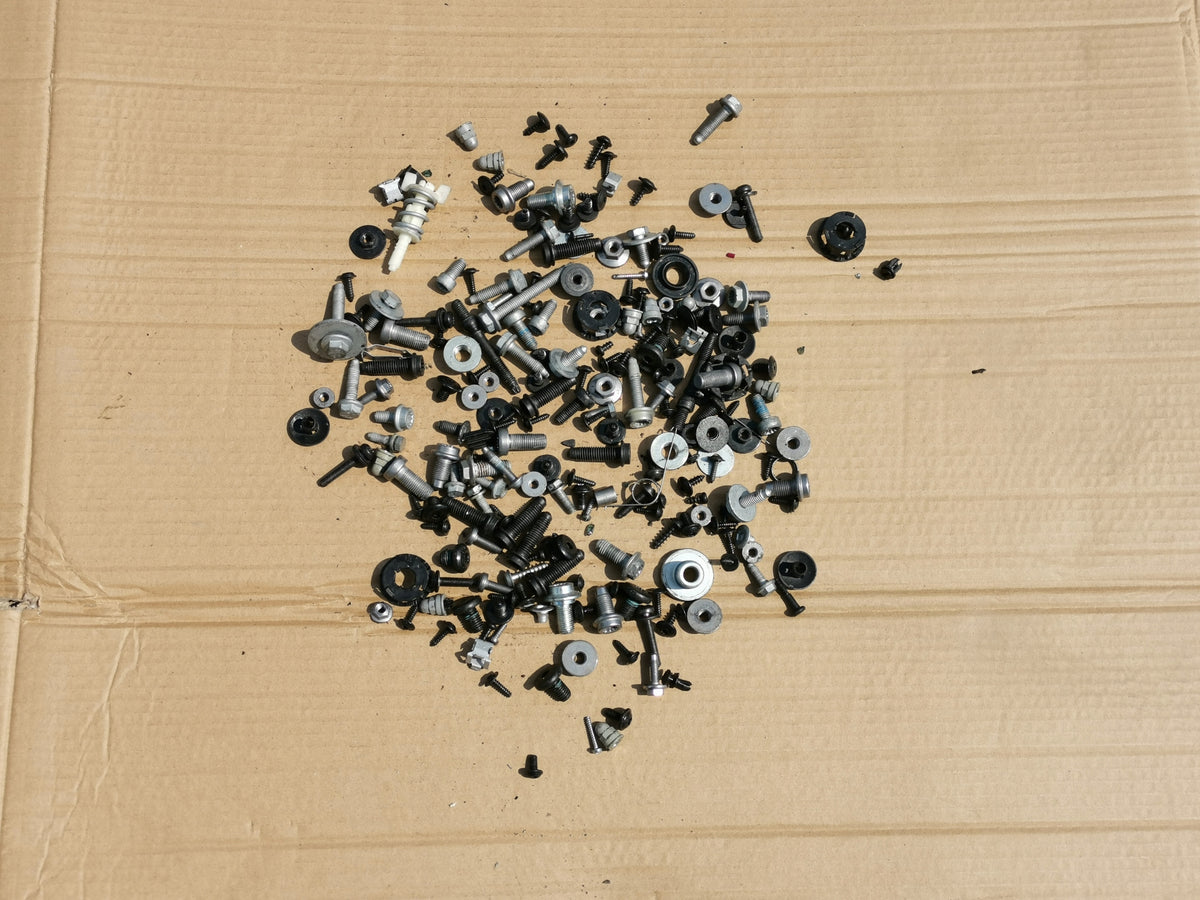 SKODA KAROQ KAR 2018R 1.0 TSI 85KW INTERIOR SCREWS 2,5 KG