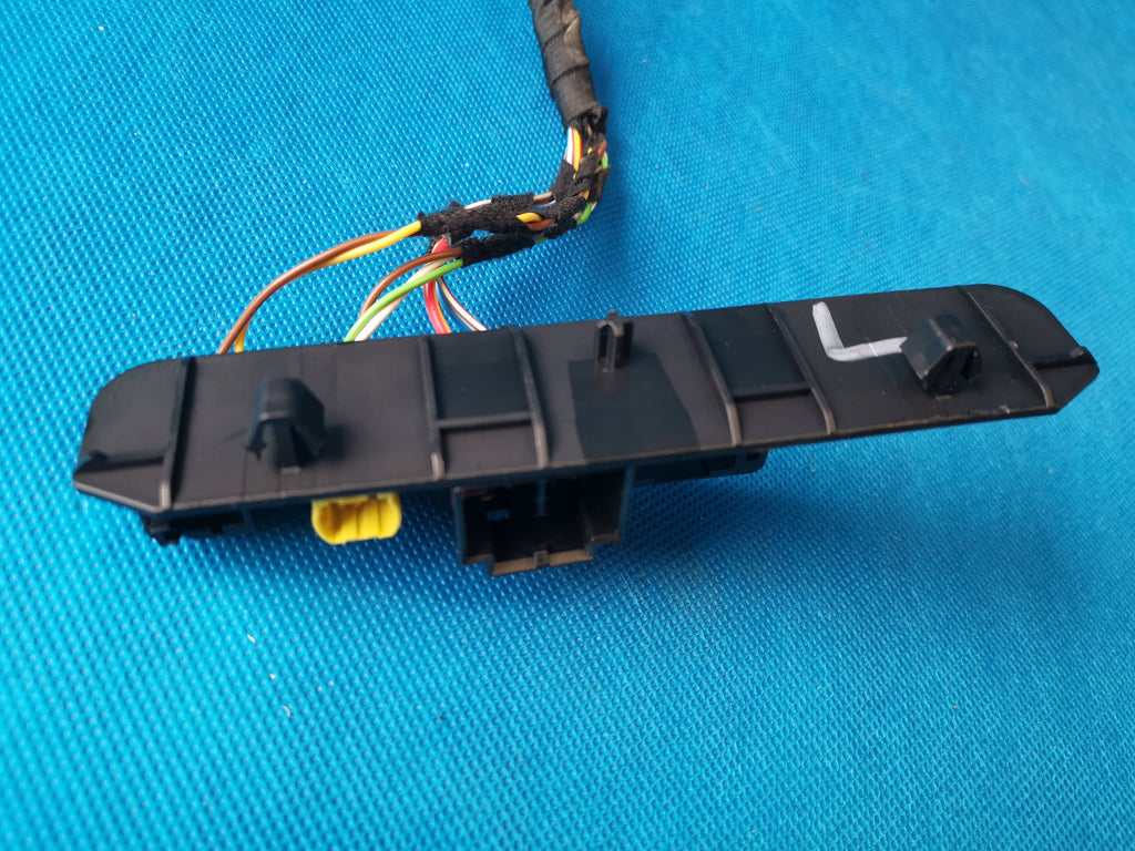 SKODA KAROQ KAR 2018R 1.0 TSI 85KW SEAT PLUG ORGANIZER LEFT 5Q0937546
