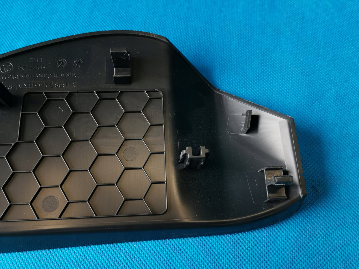 SKODA OCTAVIA 4 IV 2022R 2.0TDI 4X4 110KW CONSOLE CAP COVER LEFT