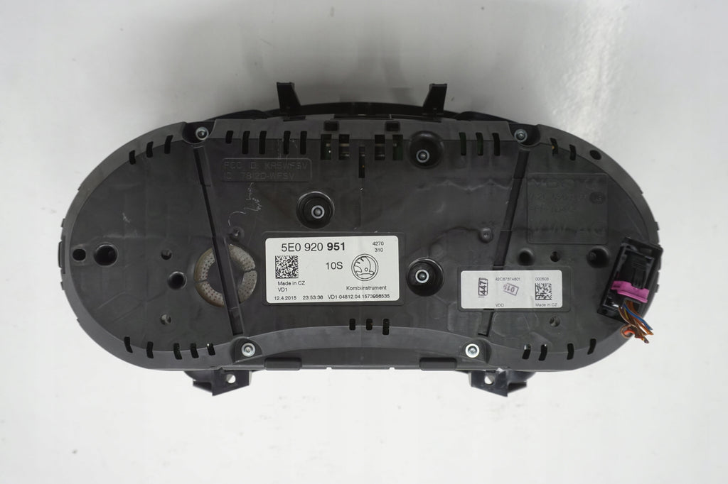 SKODA OCTAVIA III 15R COUNTER CLOCK ANGLIK UK 5E0920951