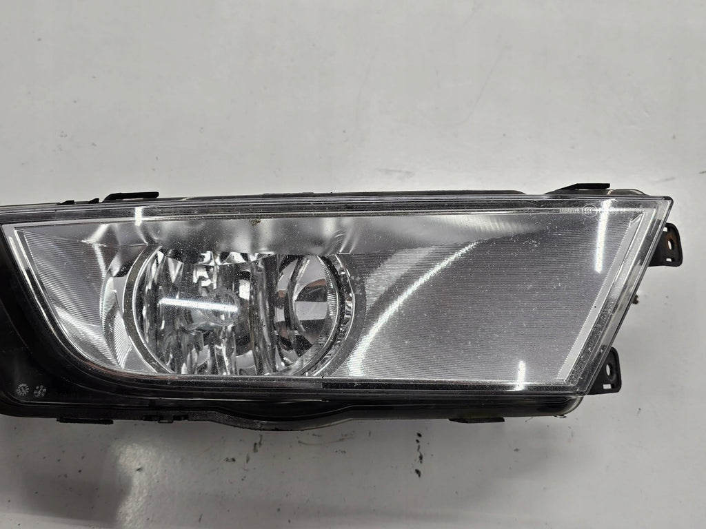 SKODA OCTAVIA III 16R HALOGEN BUMPER RIGHT FRONT 5E0941700D