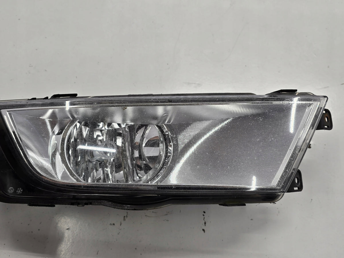SKODA OCTAVIA III 16R HALOGEN BUMPER RIGHT FRONT 5E0941700D