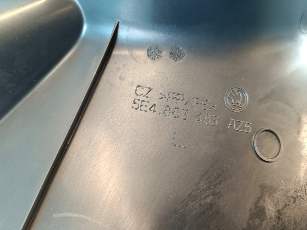 SKODA OCTAVIA IV 1,5 TSI 110KW 2023 R POST PLATING A LEFT BOTTOM 5E4863483