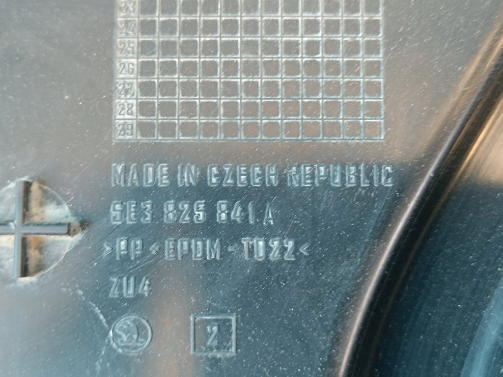 SKODA OCTAVIA IV 1,5 TSI 110KW 2023 R STRINGER COVER 5E3825841A