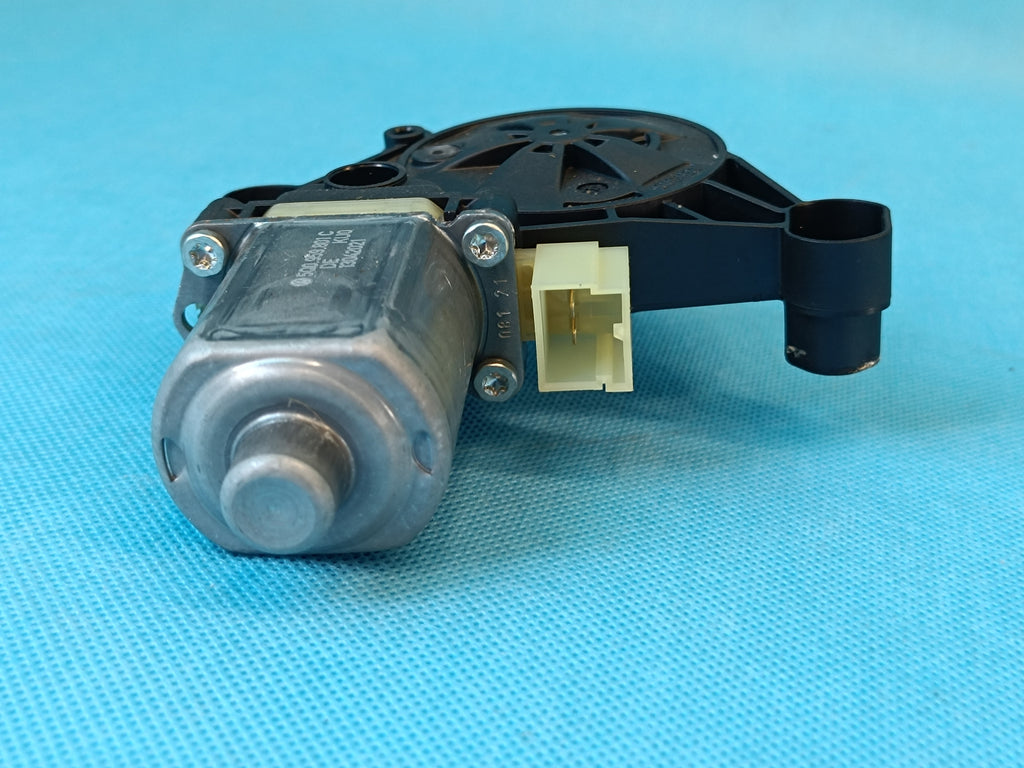 SKODA OCTAVIA IV COMBI 1,5 TSI 2021R WINDSHIELD MOTOR LEFT FRONT 5Q0959801C