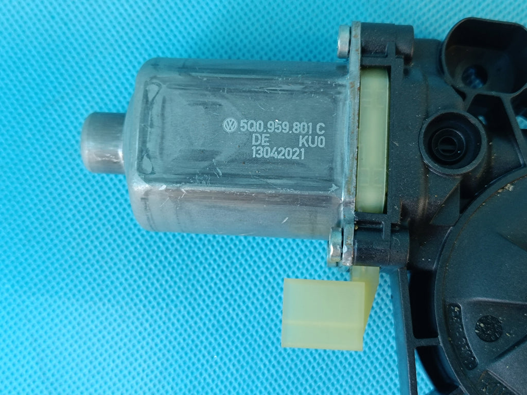 SKODA OCTAVIA IV COMBI 1,5 TSI 2021R WINDSHIELD MOTOR LEFT FRONT 5Q0959801C