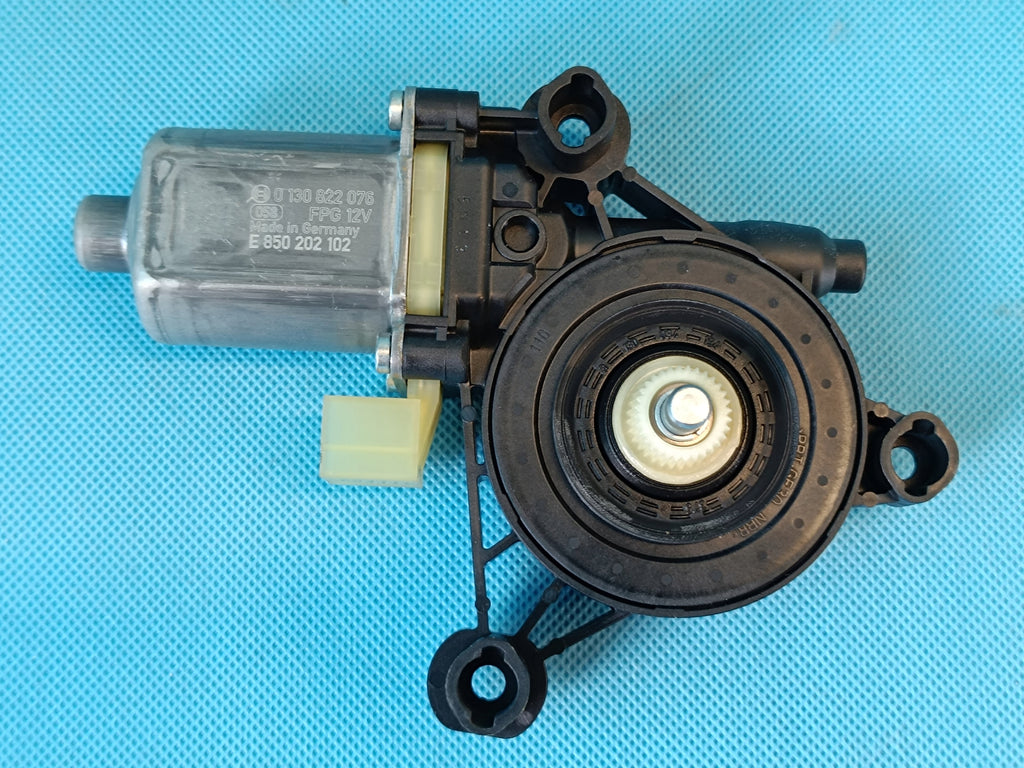 SKODA OCTAVIA IV COMBI 1,5 TSI 2021R WINDSHIELD MOTOR RIGHT FRONT 5Q0959802C