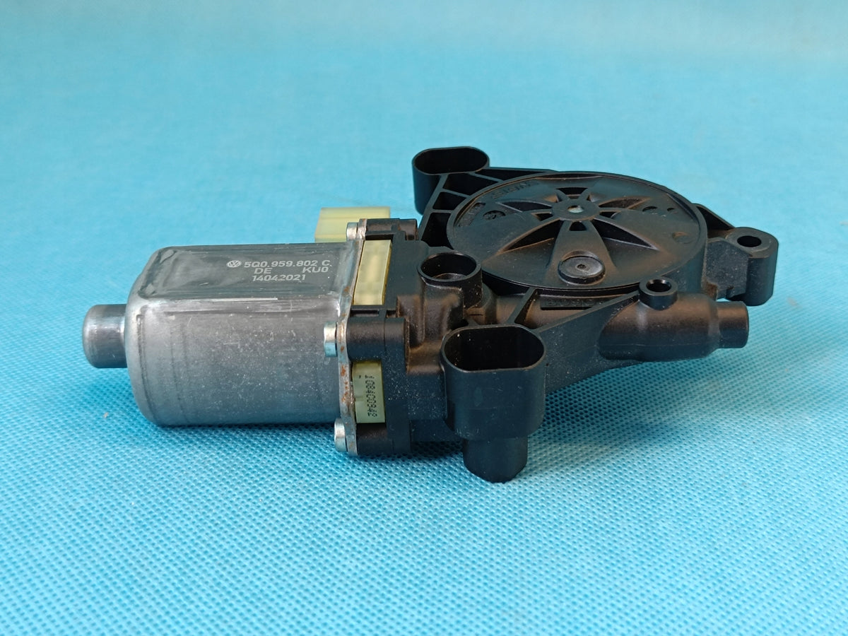 SKODA OCTAVIA IV COMBI 1,5 TSI 2021R WINDSHIELD MOTOR RIGHT FRONT 5Q0959802C