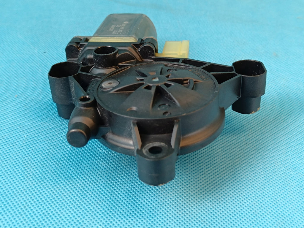 SKODA OCTAVIA IV COMBI 1,5 TSI 2021R WINDSHIELD MOTOR RIGHT FRONT 5Q0959802C