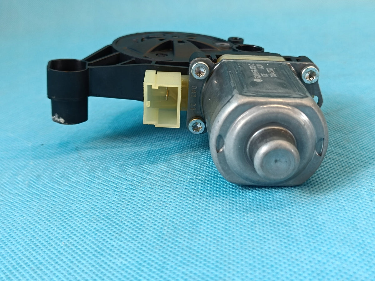 SKODA OCTAVIA IV COMBI 1,5 TSI 2021R WINDSHIELD MOTOR RIGHT FRONT 5Q0959802C