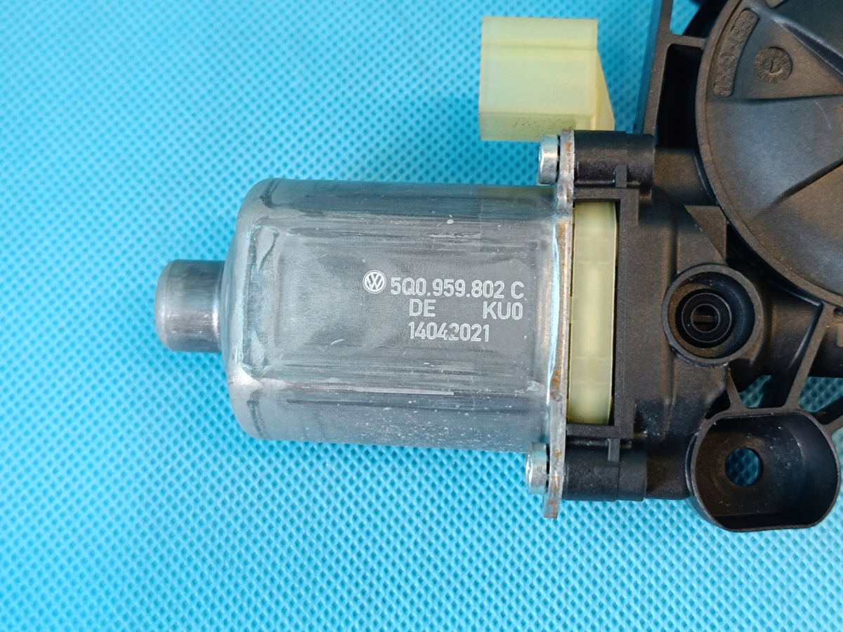 SKODA OCTAVIA IV COMBI 1,5 TSI 2021R WINDSHIELD MOTOR RIGHT FRONT 5Q0959802C
