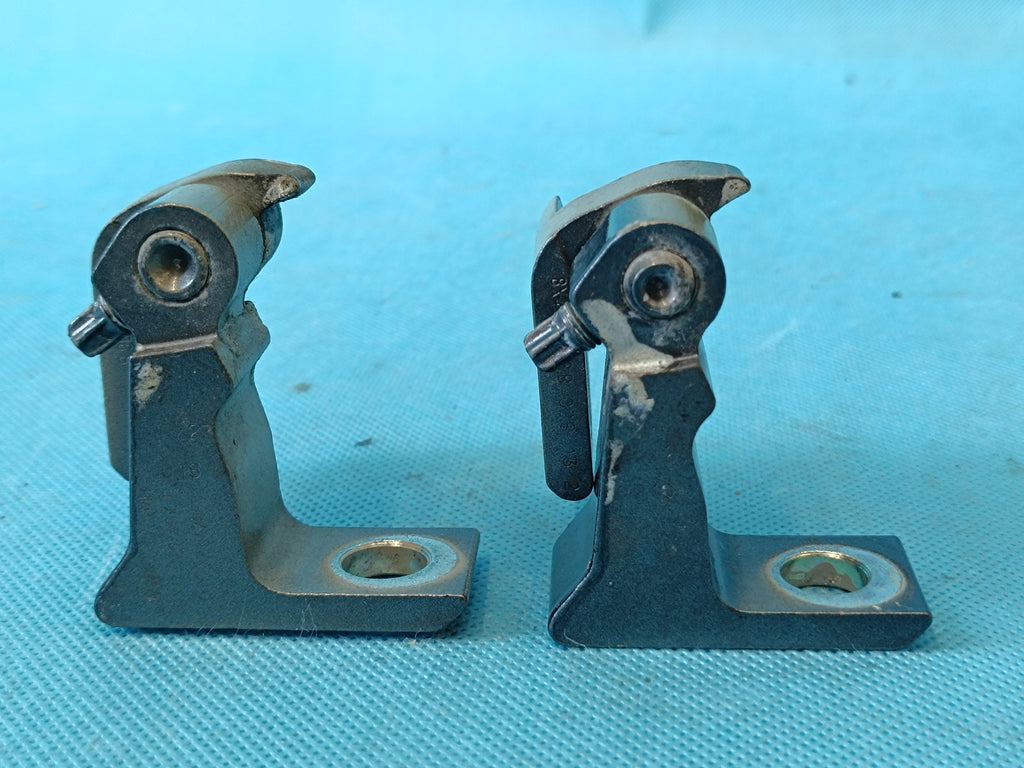 SKODA OCTAVIA IV COMBI 2,0 TDI 2023 R DOOR HINGES RIGHT FRONT 8X0831404F