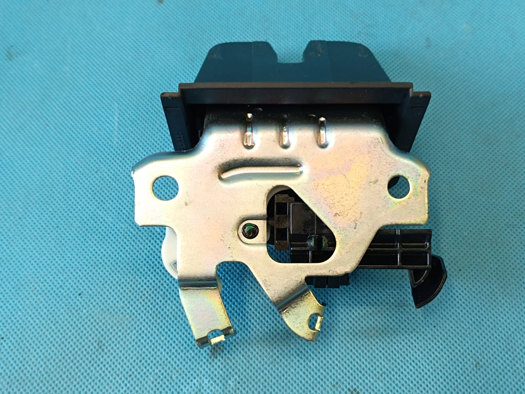 SKODA OCTAVIA IV COMBI 2,0TDI 110KW 2023R TAILGATE LOCK 5E3827505