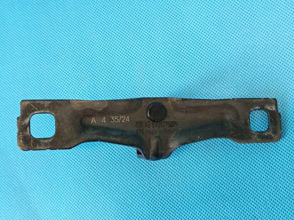 SKODA SCALA LIFT 1.0 TSI 85KW 2024 R TAILGATE BOLT 8V0827507H