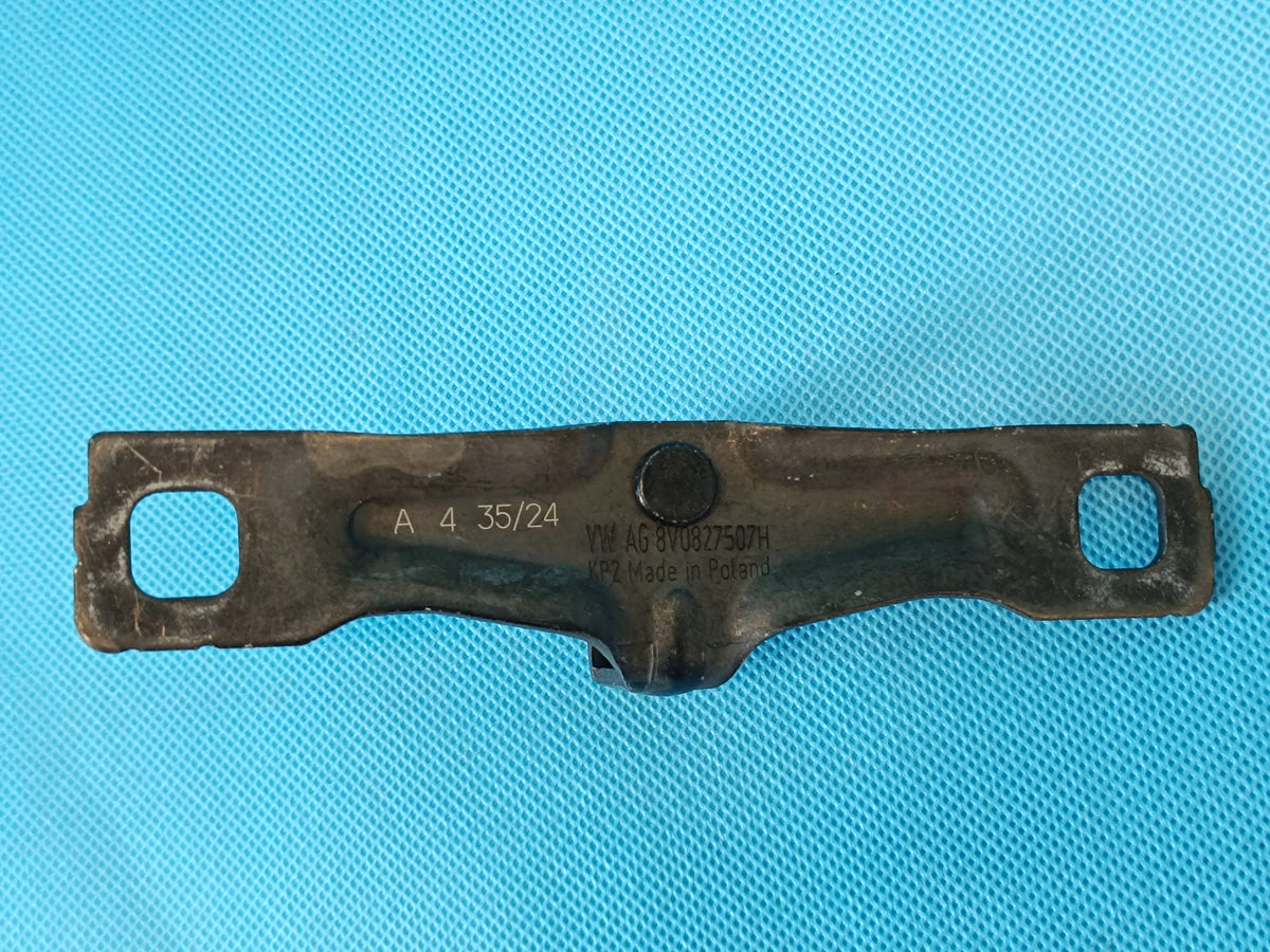 SKODA SCALA LIFT 1.0 TSI 85KW 2024 R TAILGATE BOLT 8V0827507H