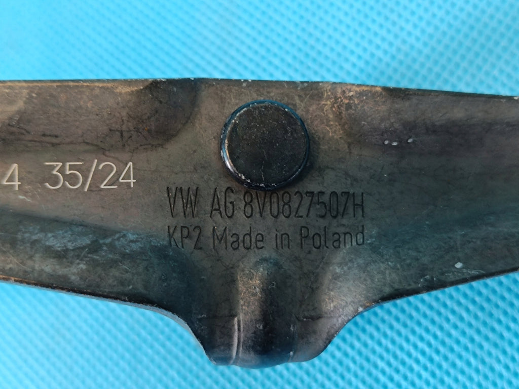 SKODA SCALA LIFT 1.0 TSI 85KW 2024 R TAILGATE BOLT 8V0827507H