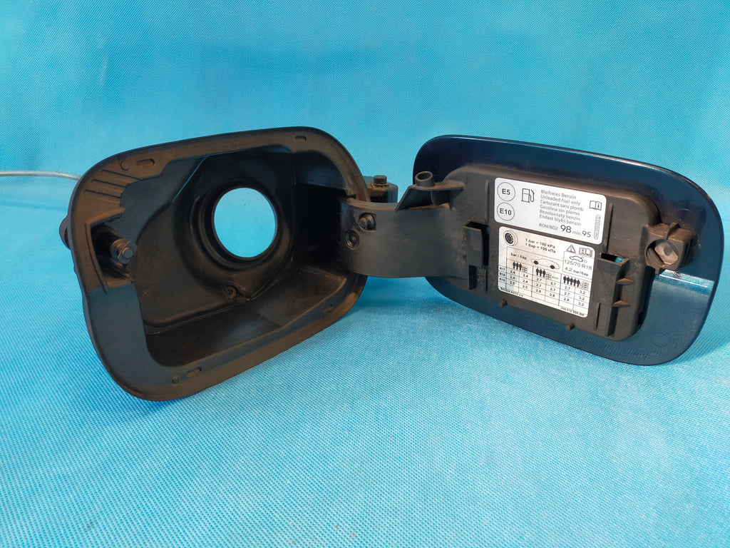 SKODA SUPERB 3 III FL 2.0FSI 200KW 2020R FUEL FILLER FLAP LW5Q 3V9809909