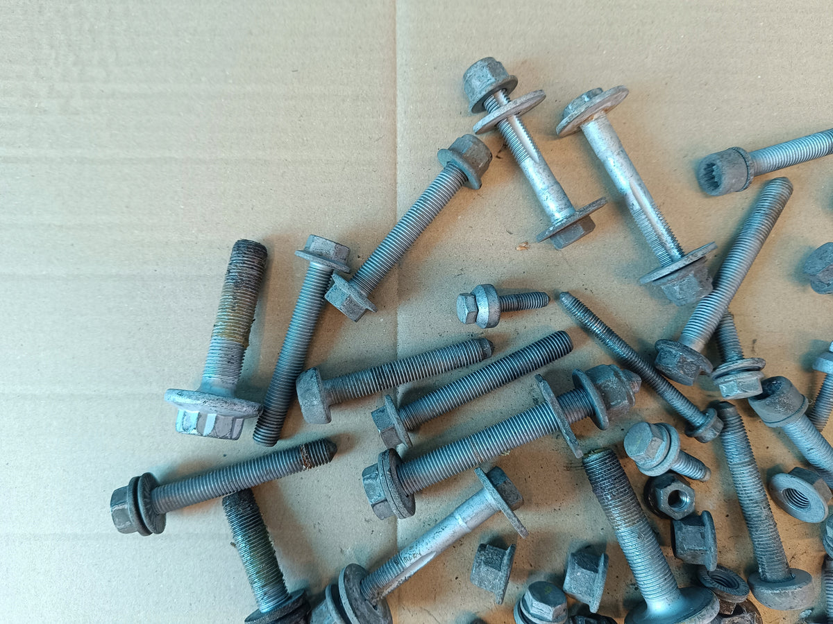 SKODA SUPERB 3 LIFT 2.0 TDI 110KW 2023 R SUSPENSION SCREWS 4,90kg