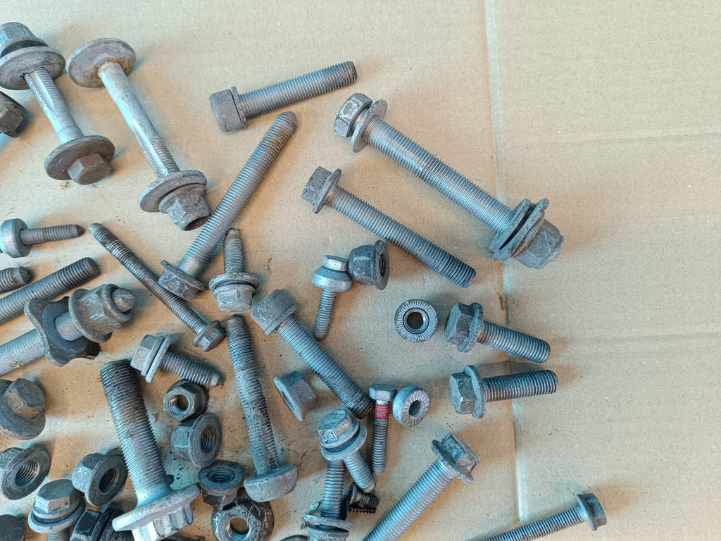 SKODA SUPERB 3 LIFT 2.0 TDI 110KW 2023 R SUSPENSION SCREWS 4,90kg