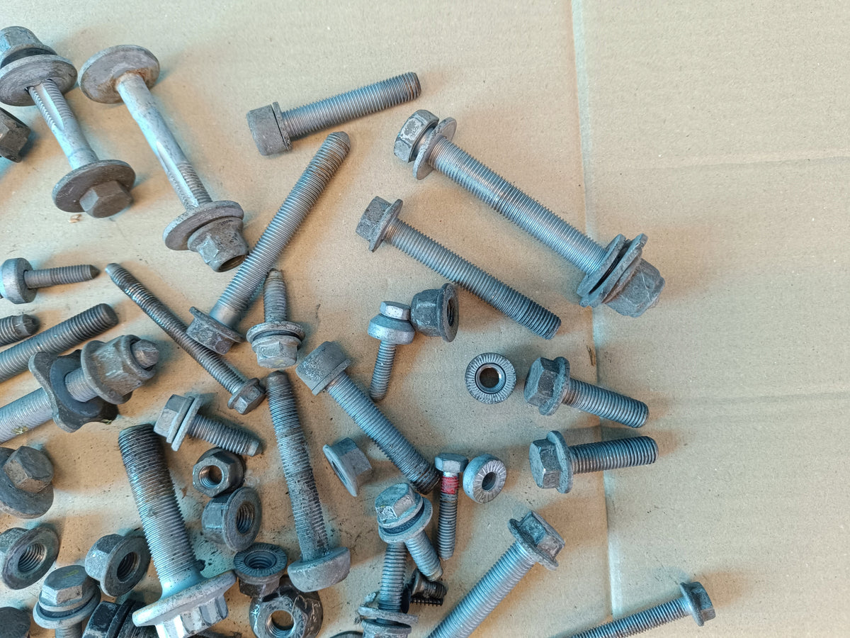SKODA SUPERB 3 LIFT 2.0 TDI 110KW 2023 R SUSPENSION SCREWS 4,90kg
