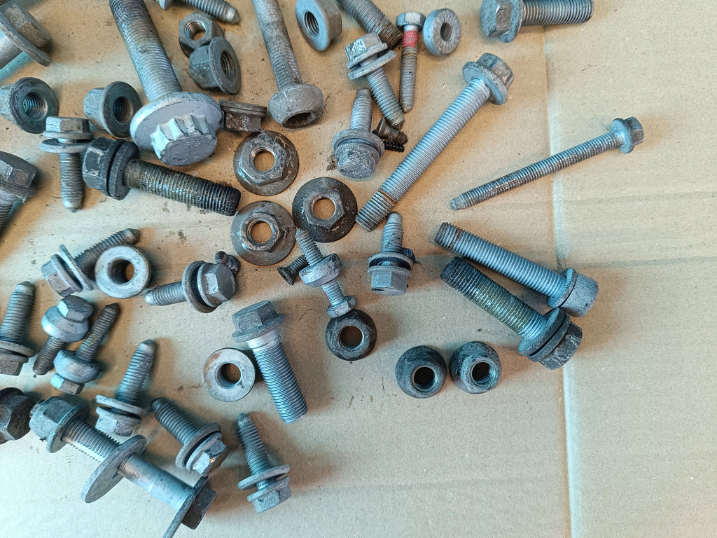 SKODA SUPERB 3 LIFT 2.0 TDI 110KW 2023 R SUSPENSION SCREWS 4,90kg