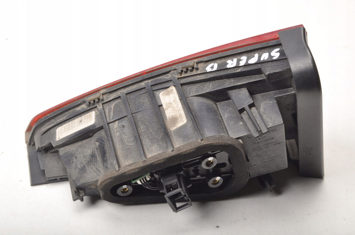 SKODA SUPERB III LAMP LEFT REAR IN FLAP STATION WAGON 3V9945307B