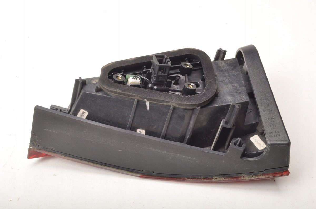 SKODA SUPERB III LAMP LEFT REAR IN FLAP STATION WAGON 3V9945307B