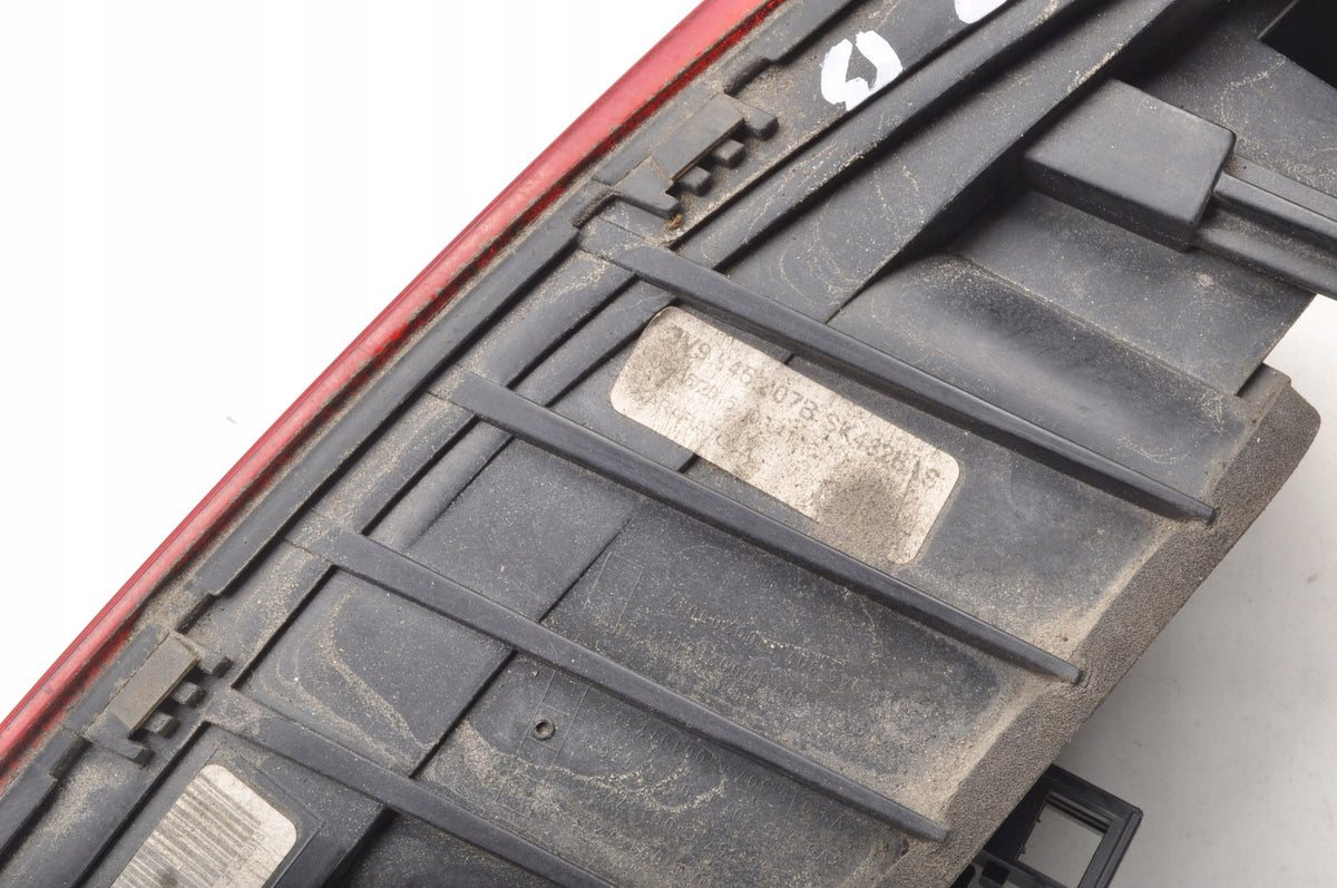 SKODA SUPERB III LAMP LEFT REAR IN FLAP STATION WAGON 3V9945307B