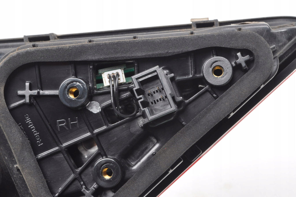 SKODA SUPERB III LAMP RIGHT REAR IN FLAP 3V5945308D