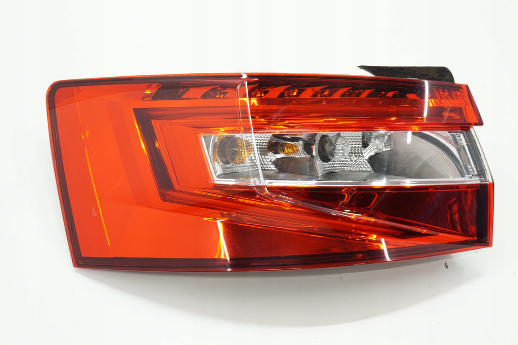 SKODA SUPERB III SEDAN 16R LAMP LEFT REAR 3V5945207A