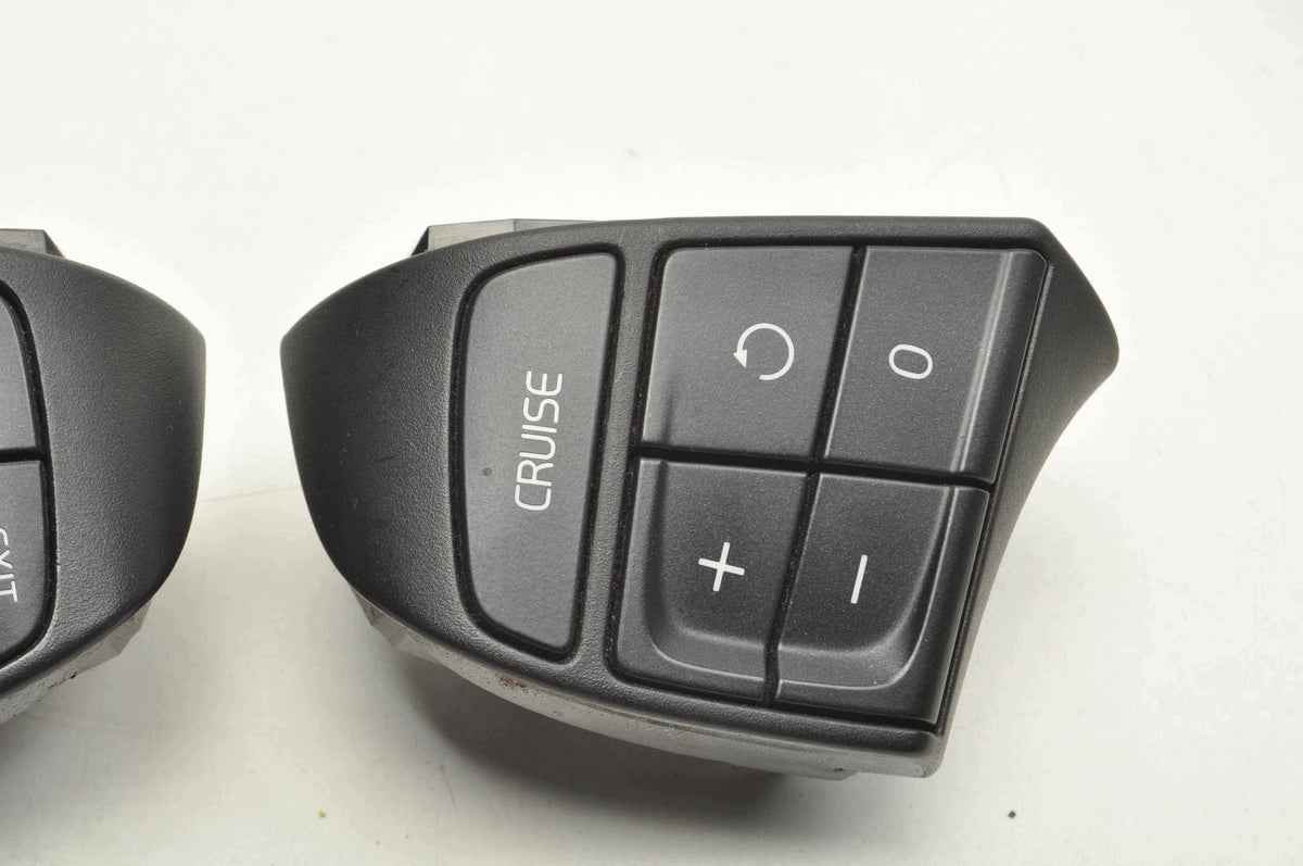 STEERING WHEEL BUTTONS VOLVO S40 II V50 31313951 31313949 SET