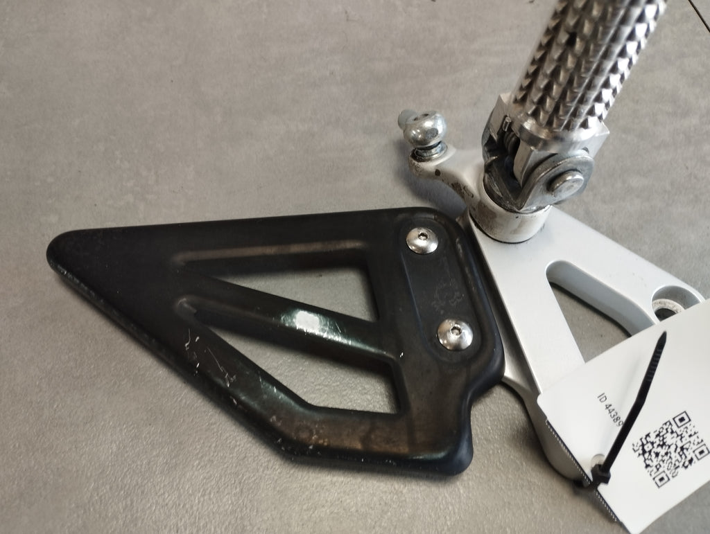 SUZUKI GSX-R 750 2000 YEAR left front set footrest