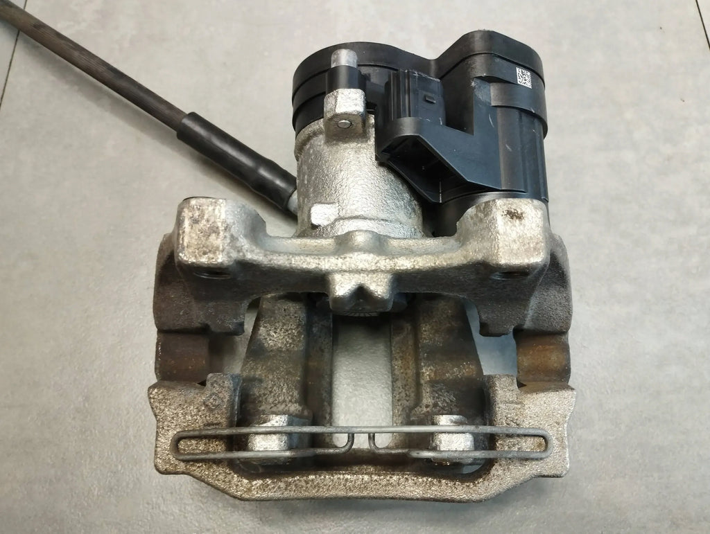 Skoda Octavia Mk4 CLAMP RIGHT REAR 5R3615406A