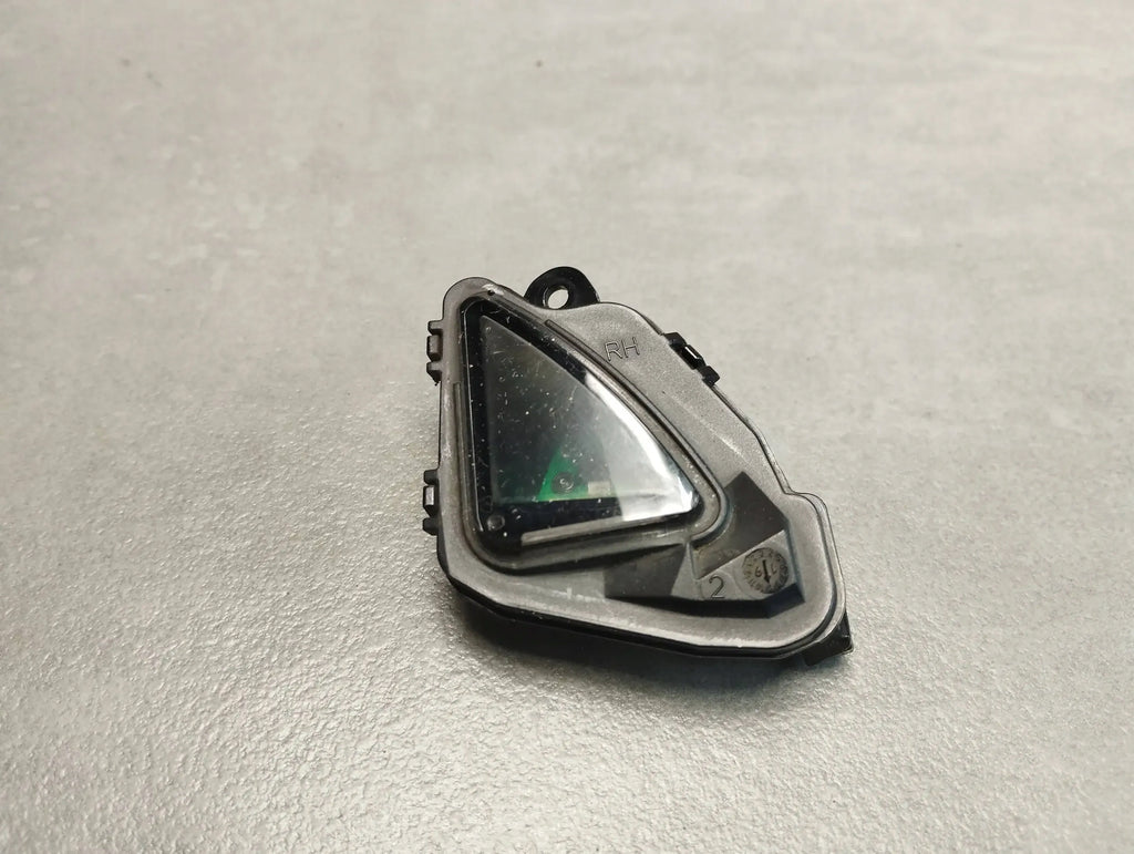Skoda Superb 3V MIRROR BACKLIGHT RIGHT 3T0945292A