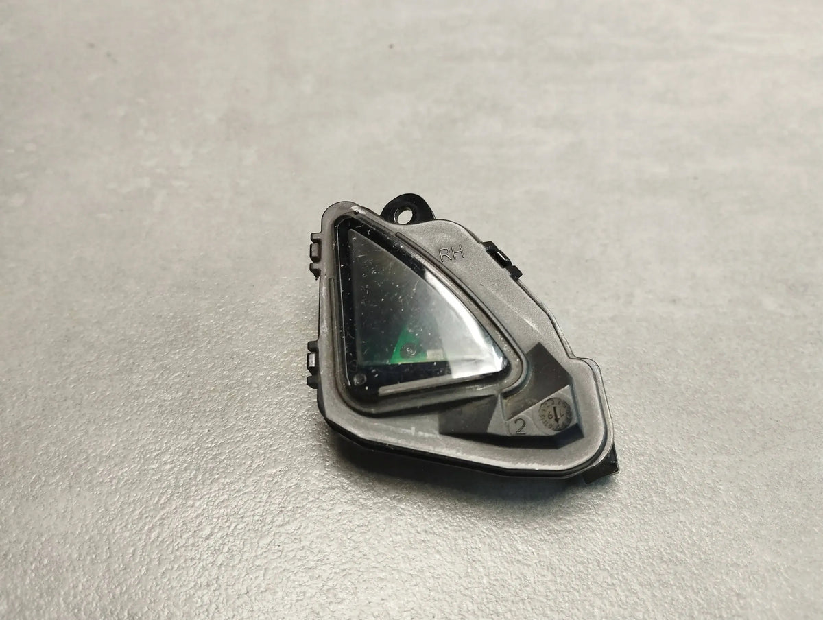 Skoda Superb 3V MIRROR BACKLIGHT RIGHT 3T0945292A