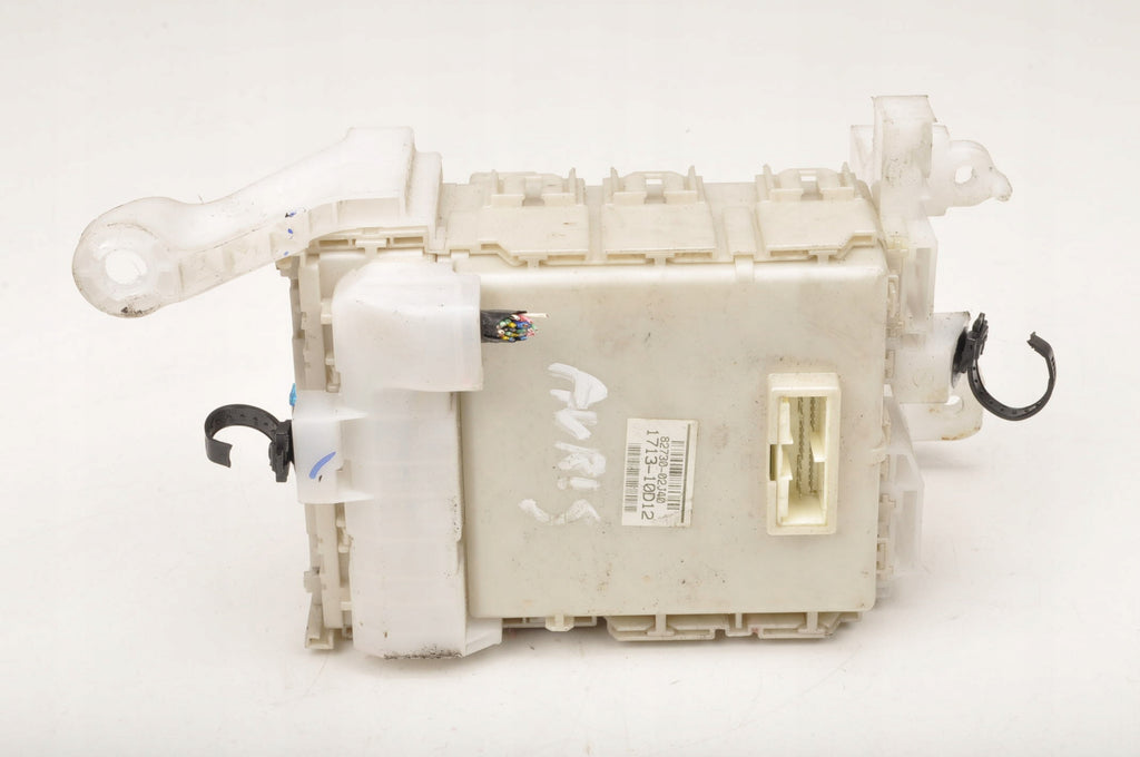 TOYOTA AURIS AND FUSE BOX 82730-02J40