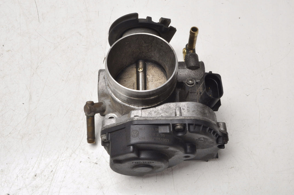 VOLKSWAGEN BORA 2.0i THROTTLE 06A133066E