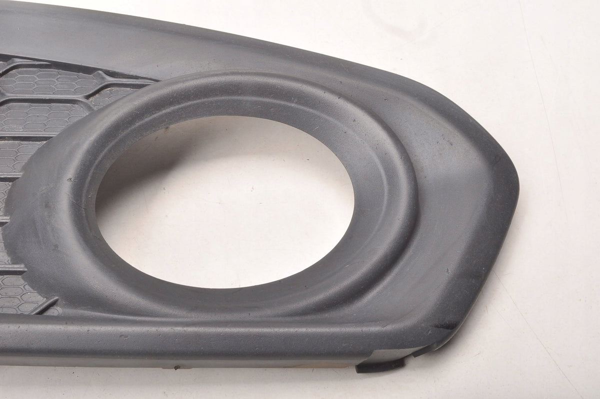 VOLVO C30 FRAME HALOGEN GRILLE RIGHT 31323410