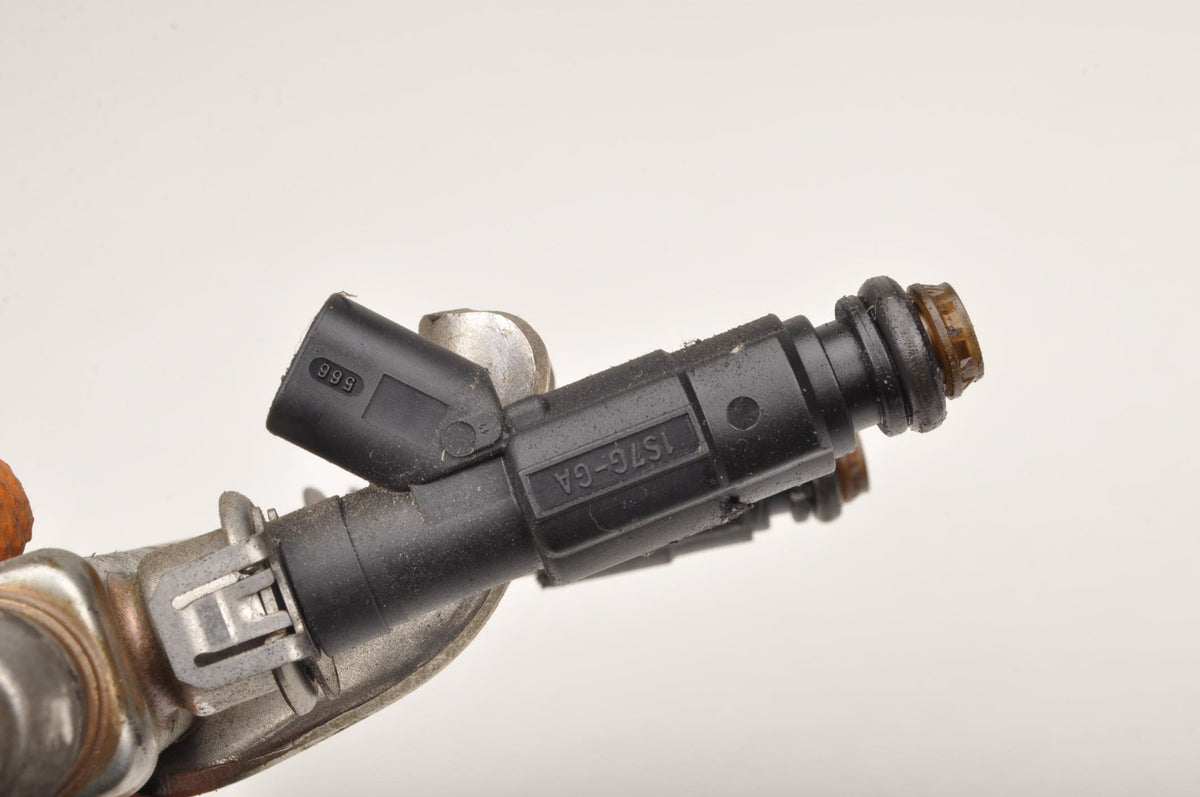 VOLVO C30 S40 II V50 2.0 16V INJECTION RAIL INJECTION MOLDING 1S7G-GA 4M5G-9D280-D1C